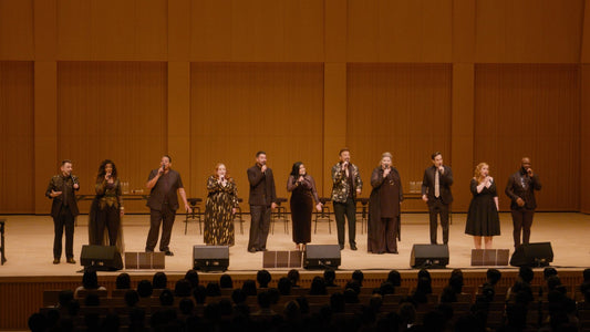 LINE CUBE SHIBUYAの舞台に整列したVoctaveの12人