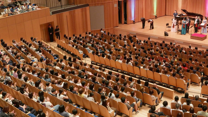 終演時、満席の客席から拍手が送られる太田市民会館 ホール