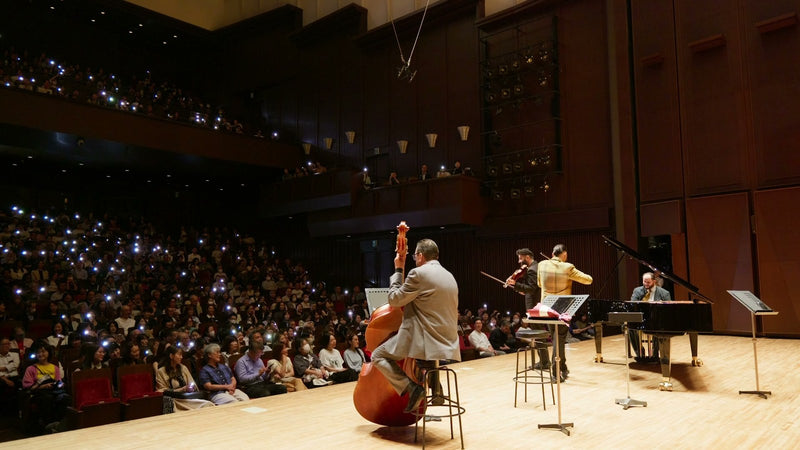 アンコールでスマートフォンのライトが灯る客席とヤノシュカ・アンサンブル