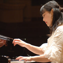 Takako Nojiri Talking on the piano To the two B?