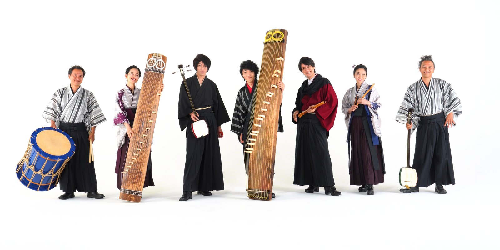 和装で楽器を持つ AUN J クラシック・オーケストラ