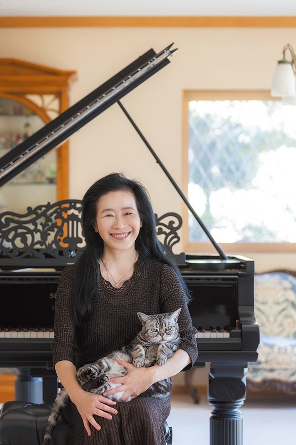 猫を抱く小山実稚恵